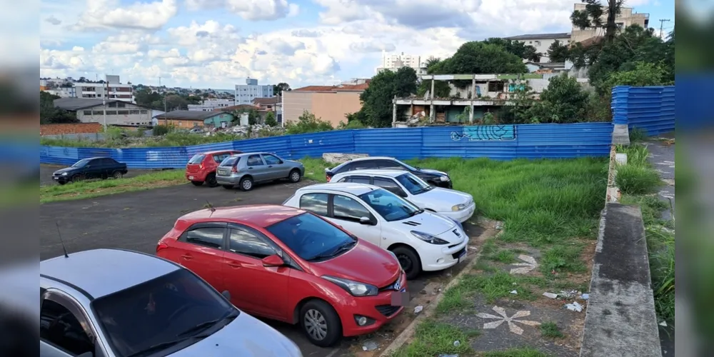 Terreno do antigo 'Mercadão' se divide entre estacionamento e entulhos