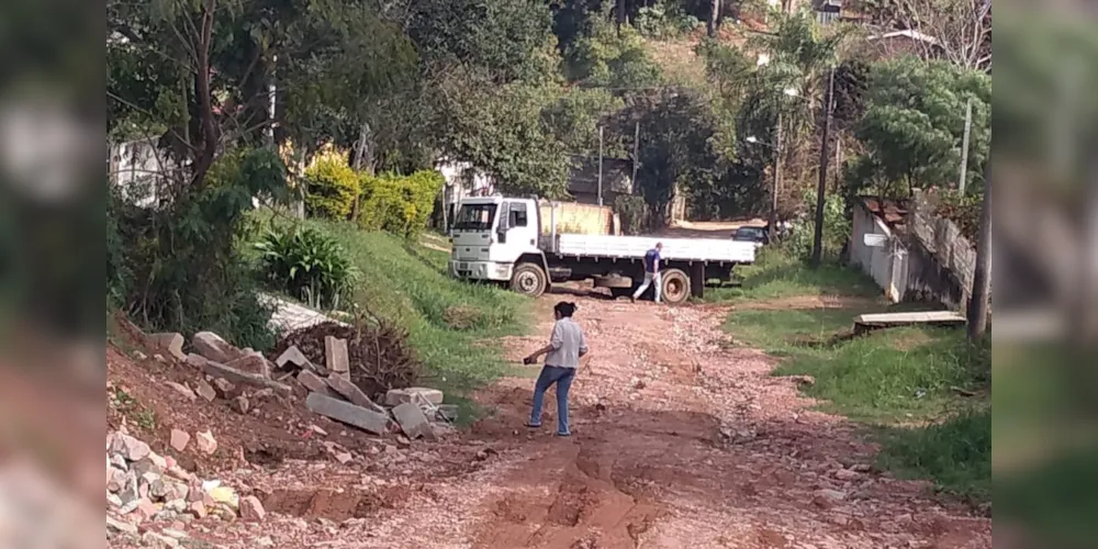 Terra e lama dificultam acesso de veículos nas residências