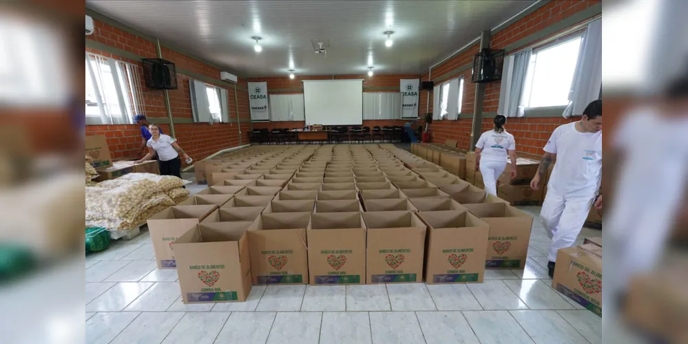 Em uma ação conjunta entre diferentes órgãos do Estado, o Paraná vai enviar alimentos, colchões, kits dormitório e copos d'água para reforçar o auxílio às vítimas das chuvas no Rio Grande do Sul