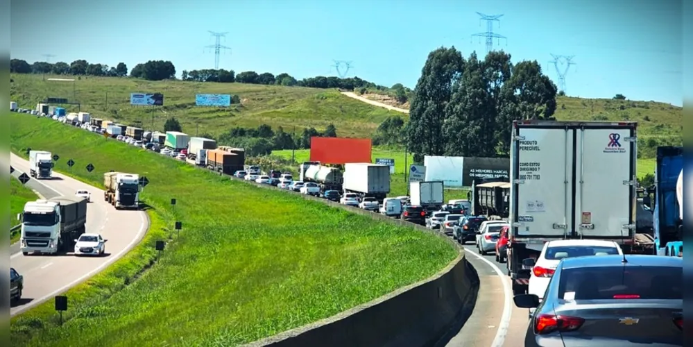 Trânsito intenso foi registrado no sentido Ponta Grossa/Curitiba