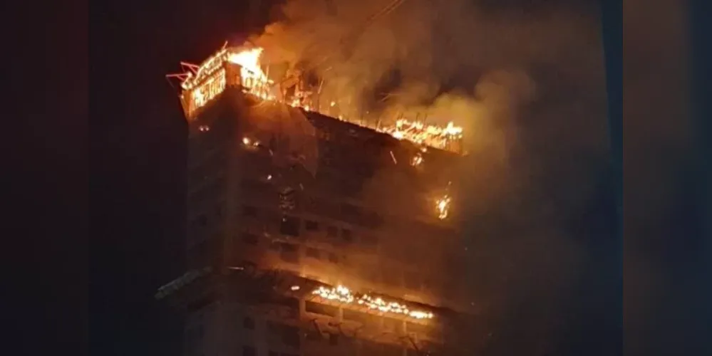 O fogo atinge principalmente os últimos andares do prédio