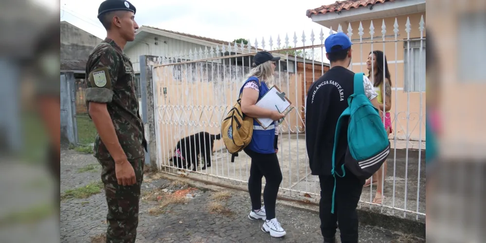 Equipes da Prefeitura de Ponta Grossa, juntamente com o Exército, percorreram a comunidades da cidade, orientando e vistoriando a população sobre a doença