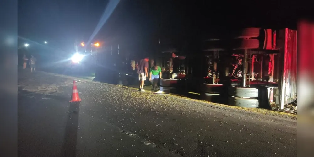 Um caminhão tombou por volta das 23h30 dessa quarta-feira (01), na PR-151, km 286, em Piraí do Sul, nos Campos Gerais