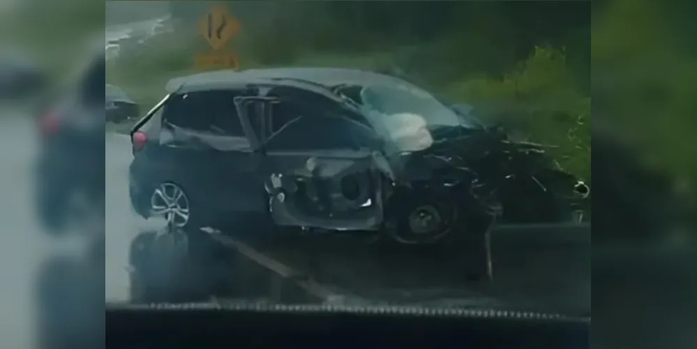 Imagens mostram dois veículos totalmente destruídos