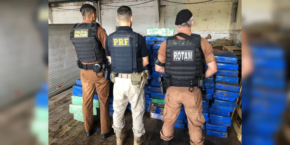 Operação conjunta da Polícia Militar e Polícia Rodoviária Federal constatou a droga oculta em meio a carga de leite.