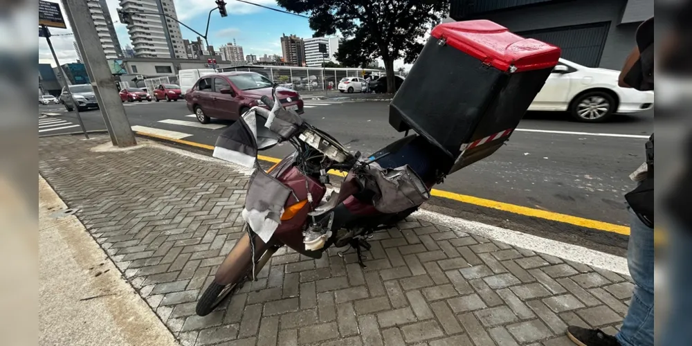 Motocicleta Biz, conduzida por um homem de 33 anos, acabou atropelando o homem que atravessava a rua