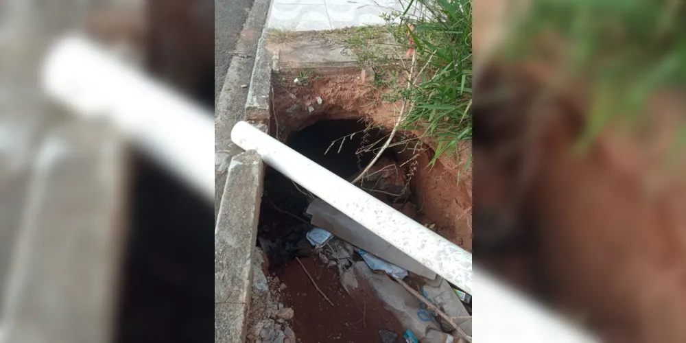 O buraco se abriu em uma calçada na rua Fioravante Foggiato, no bairro Jardim Carvalho