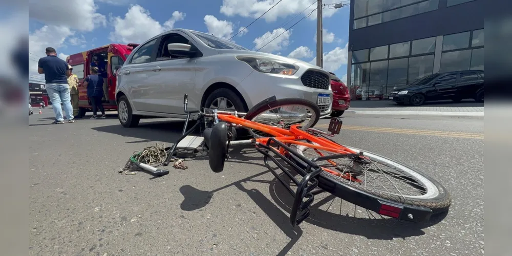 Ciclista colidiu com um Ford Ka na avenida Bispo Dom Geraldo Pellanda