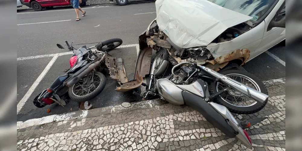 A condutora da Fiat Strada, com o impacto perdeu o controle do veículo e atingiu duas motocicletas que estavam estacionadas