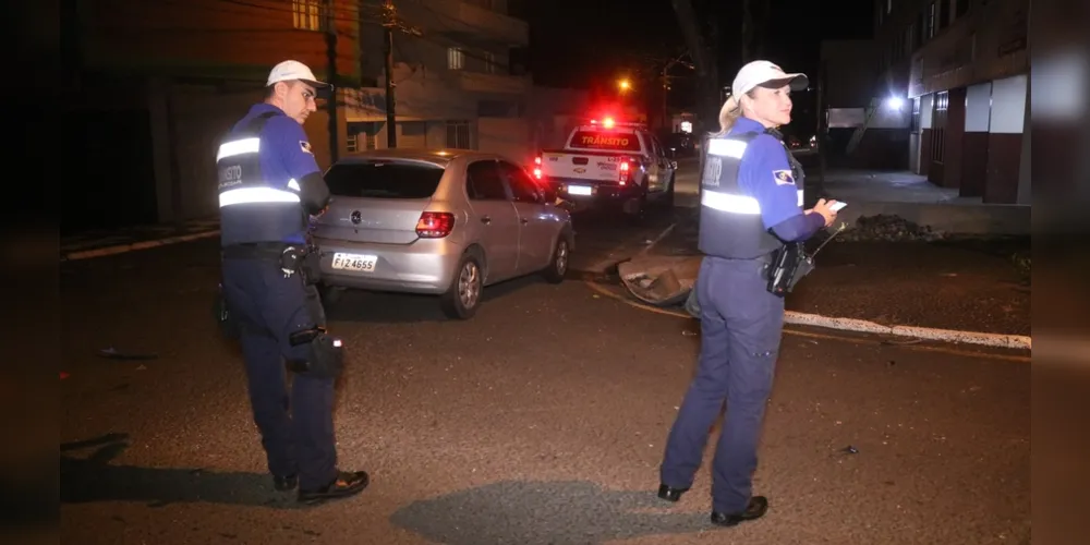 Acidente aconteceu na noite desta quarta-feira, no Centro de Ponta Grossa