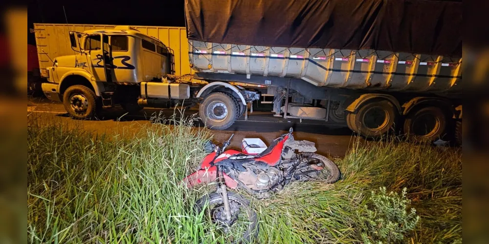 A colisão envolveu dois veículos: um caminhão e uma motocicleta