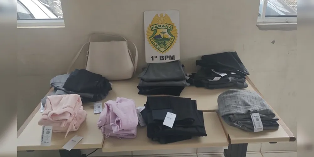Diversas peças de roupa foram colocadas em uma sacola, na tentativa do furto
