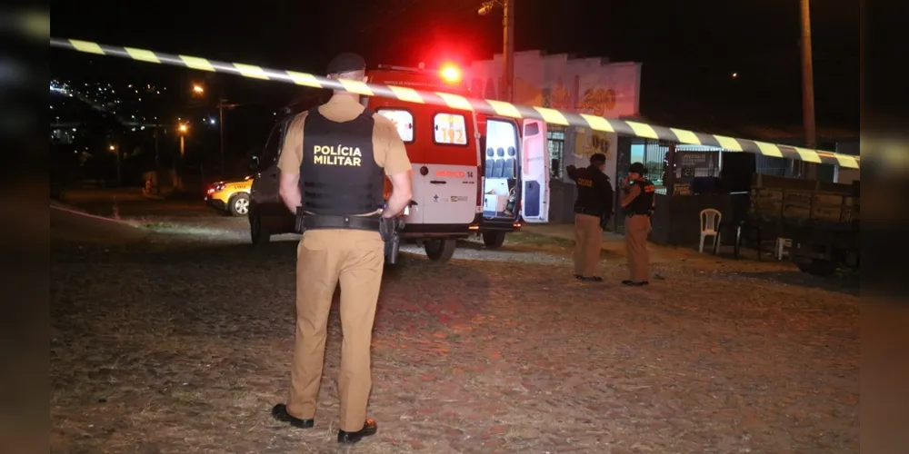 Na noite desse domingo (7), um homem foi baleado dentro de um bar na Vila Guaíra e morreu no local