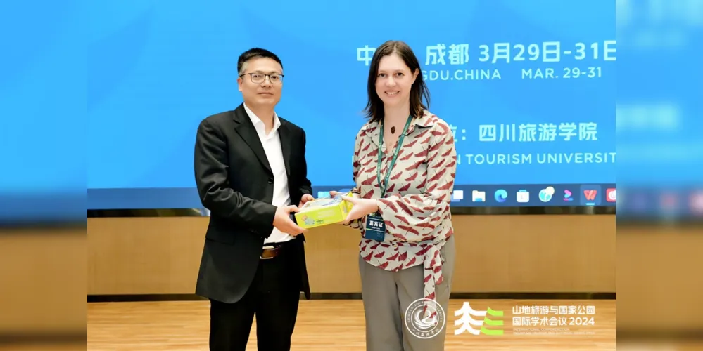 Jasmine Cardozo realizou uma palestra na Universidade de Turismo de Sichuan