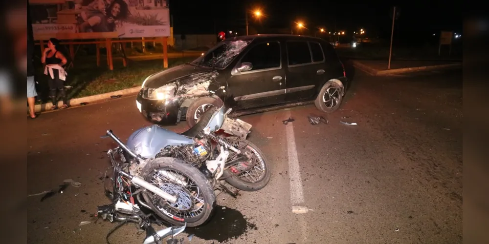 Moto atingiu o veículo na rua Siqueira Campos