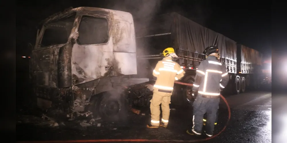 Caminhão ficou com a cabine totalmente destruída após o incêndio