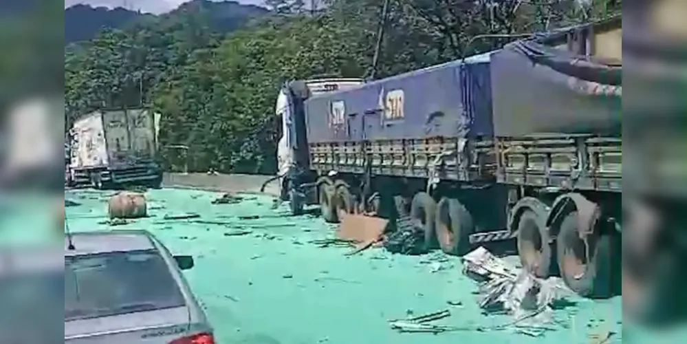 Um dos caminhões, que carregava soja, acabou espalhando o produto pela rodovia