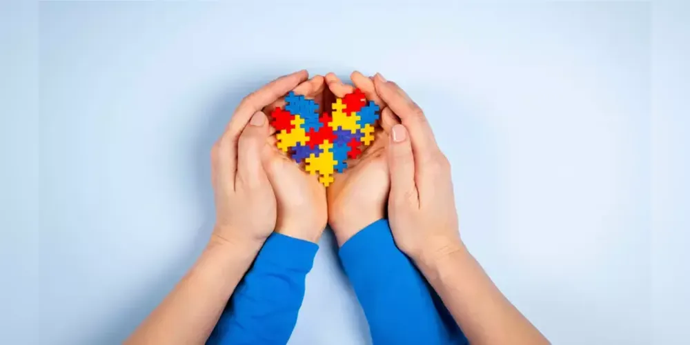 O autismo não é uma doença, mas sim uma condição; as pessoas com autismo podem ter uma vida plena e feliz, com o apoio adequado