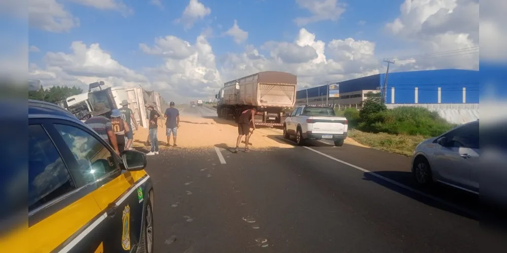 Caminhão carregado com 37 toneladas de milho tombou na BR-376, em Ponta Grossa