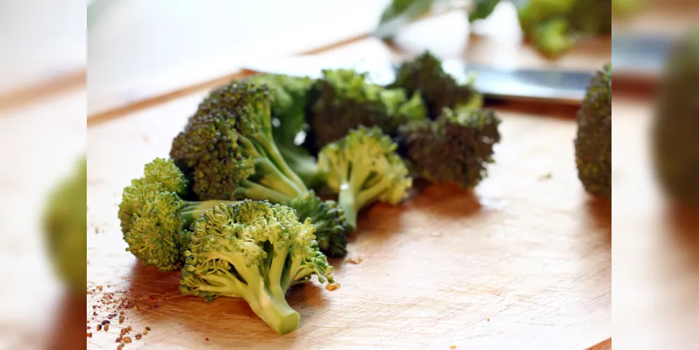 Incluir na dieta vegetais escuros, como brócolis, couve e espinafre, é essencial para as células do sistema imunológico