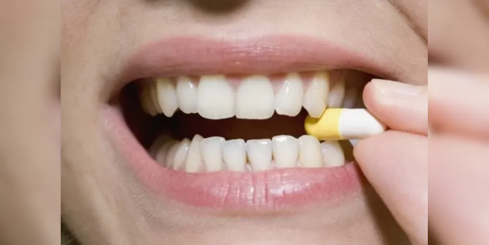 As cápsulas mastigáveis para higiene bucal contêm ingredientes destinados a promover a saúde bucal quando mastigados e misturados com saliva