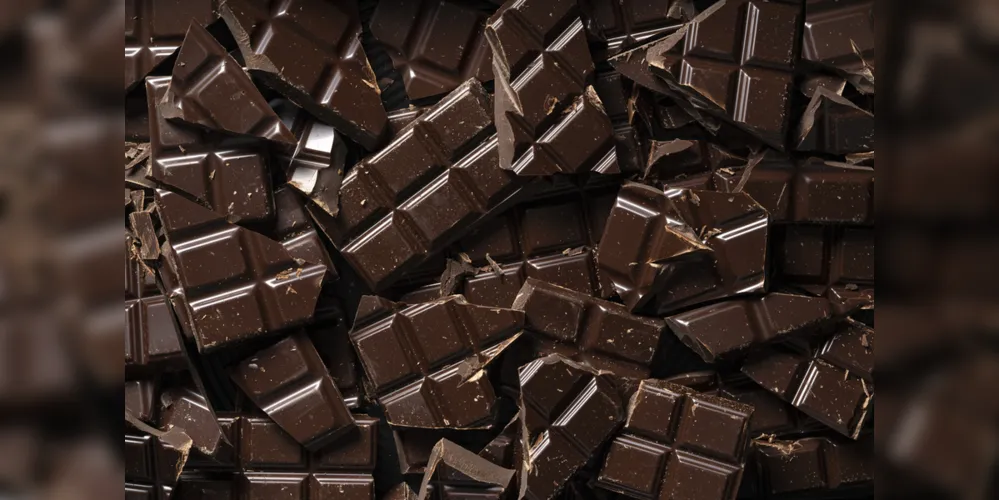 O chocolate meio amargo, a partir de 70% cacau, possui gorduras saudáveis com baixo teor de açúcar