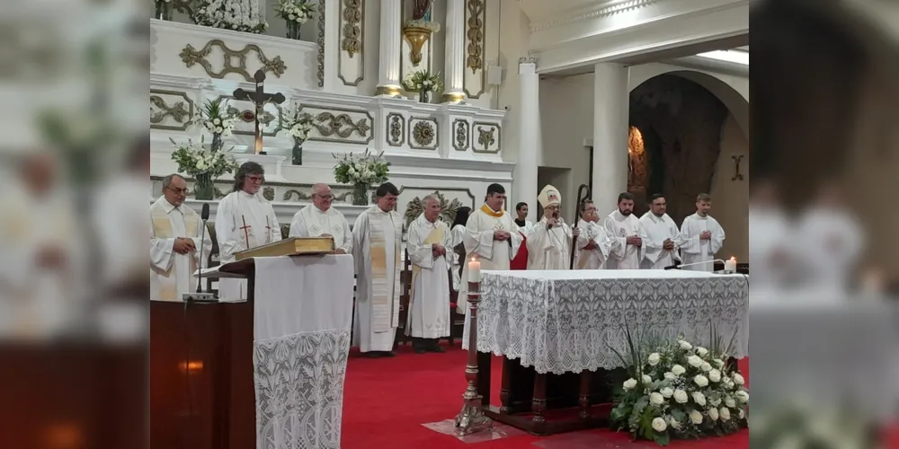 A missa foi concelebrada por diversos padres da Diocese