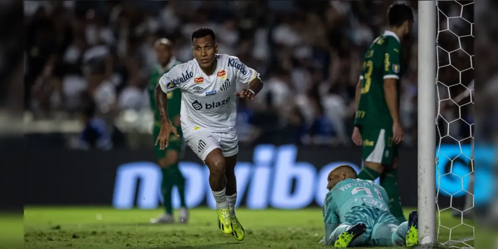 Otero comemora o gol de cabeça marcado contra o Palmeiras, na Vila Belmiro