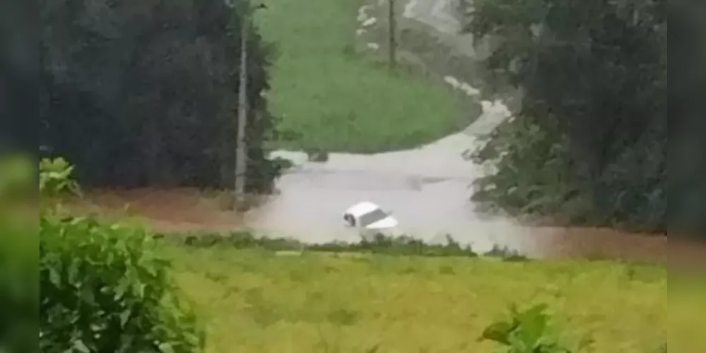 O carro do casal foi levado pela correnteza durante o temporal no Paraná