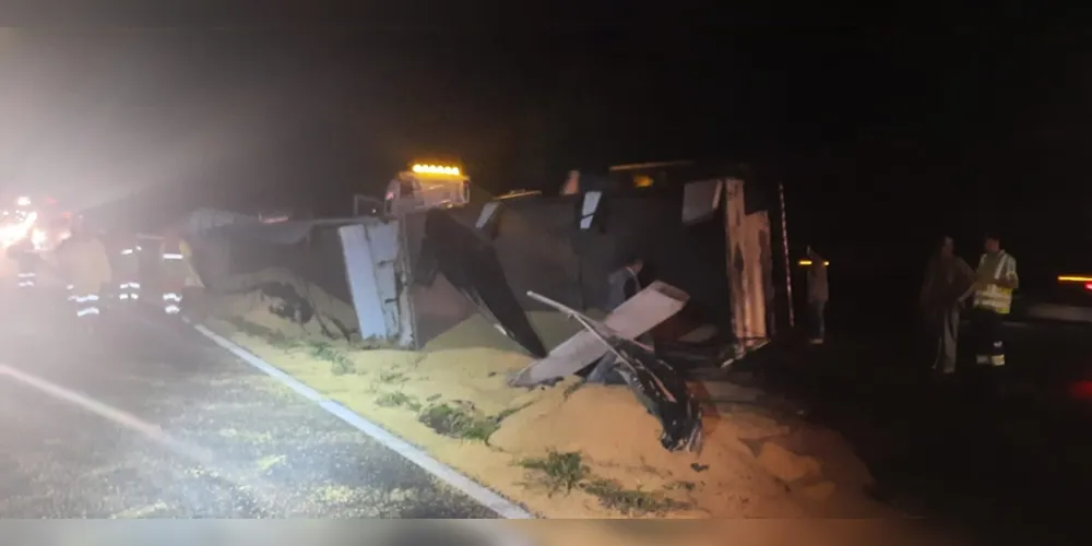 Caminhão tombou nessa sexta-feira (22), em Piraí do Sul