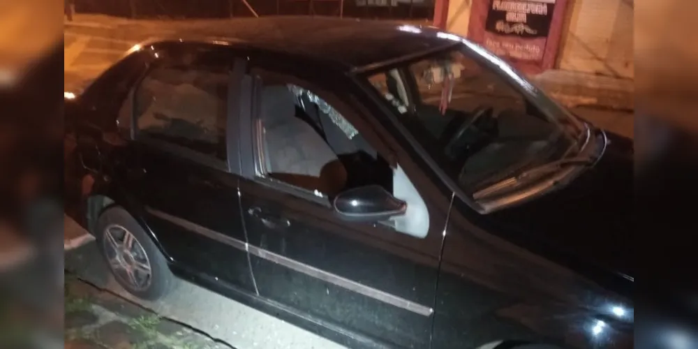 Um homem foi preso na noite dessa quinta-feira (18) suspeito de ter quebrado o vidro da janela de um carro