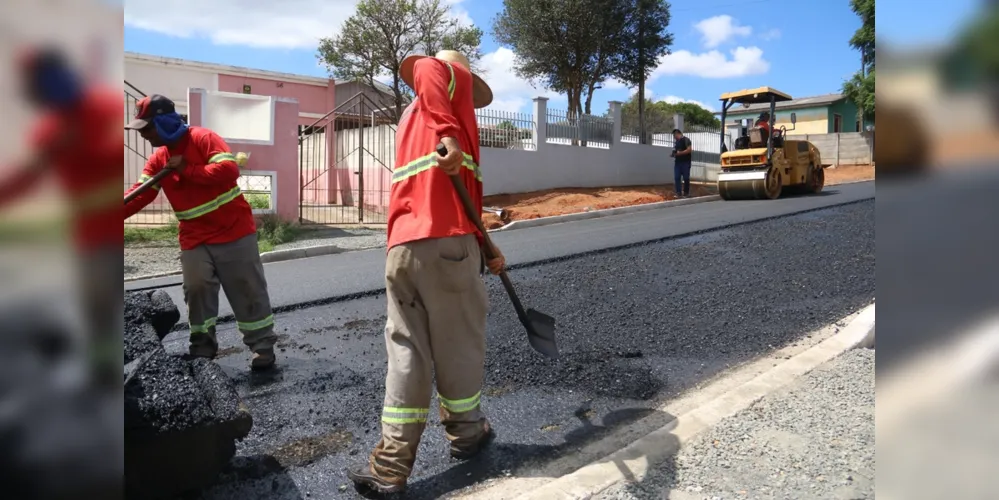 A Prefeitura avança na fase de aplicação de capa asfáltica nas obras de pavimentação da Vila Romana.