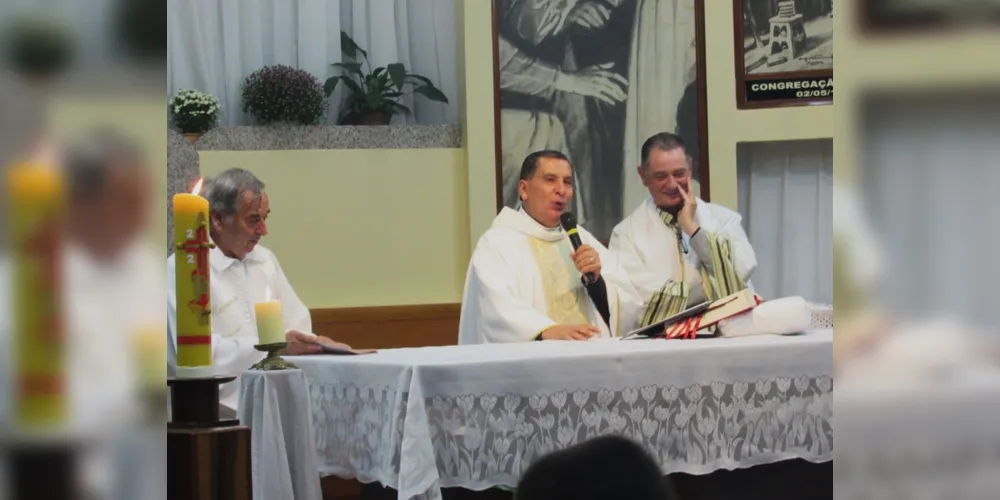 A celebração eucarística teve a participação dos vigários paroquiais, padre Nelson Luiz Martins e padre Martinho Paulus