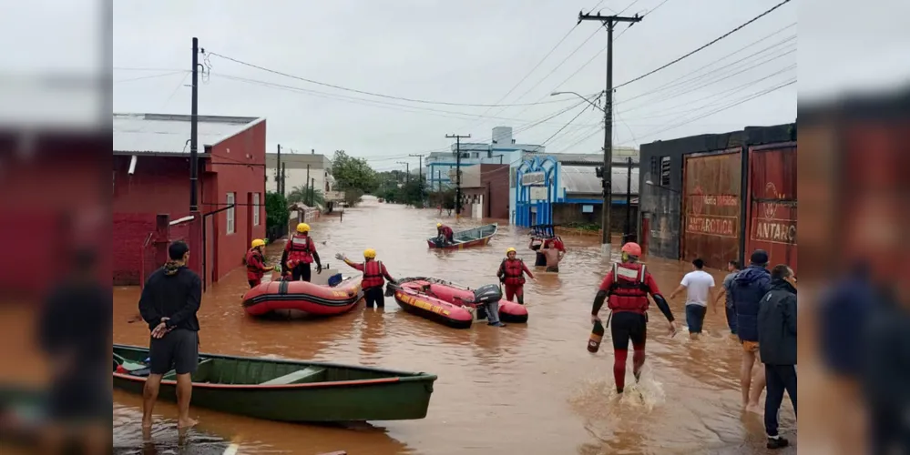 A força-tarefa do Paraná paranaense resgatou mais de 140 pessoas nesta sexta-feira