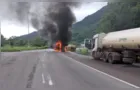 Caminhão tomba, pega fogo e interdita BR-277 na Serra do Mar