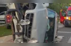 Carro tomba e veículo atinge portão em colisão em Prudentópolis