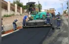 Vila Coronel Cláudio recebe asfalto em novos trechos