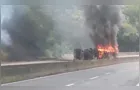 Caminhão tomba e pega fogo na BR-376, em Tibagi