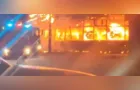 Incêndio destrói carros em loja de veículos de Joinville; veja vídeo