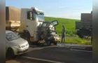 Motorista morre após ter carro esmagado por caminhões na BR-376