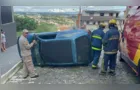 Carro atinge muro e tomba após acidente em PG; veja vídeo