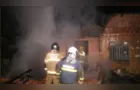 Bombeiros combatem incêndio em casa no bairro Neves