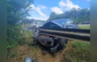 Defensa metálica ‘atravessa’ carro após colisão e mulher morre