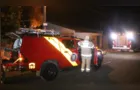Bombeiros combatem incêndio em casa no bairro Chapada
