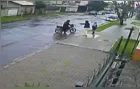 Imagens flagram motociclista assaltando irmãos em Curitiba