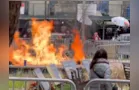 Homem ateia fogo no próprio corpo próximo ao julgamento de Trump