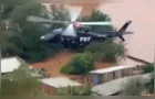 Helicóptero da PRF resgata vítimas de enchentes no RS; vídeo