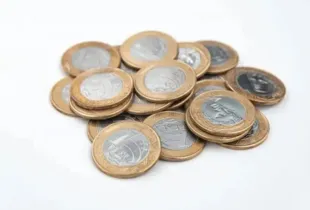 Essa moeda é classificada como ‘bifacial’, o que significa que apresenta ambos os lados marcados com o valor de 1 real e o ano de fabricação