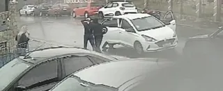 Nas imagens de uma câmera de segurança é possível ver os homens cometendo o crime e, em seguida, fugindo em uma motocicleta