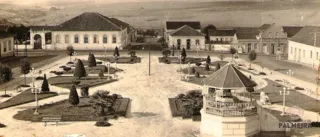 Praça central da cidade, ainda no início do século XX